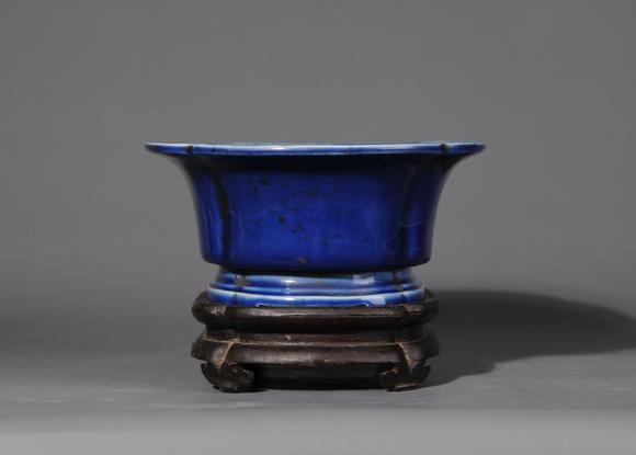清雍正乾隆霁蓝釉海棠形花盆