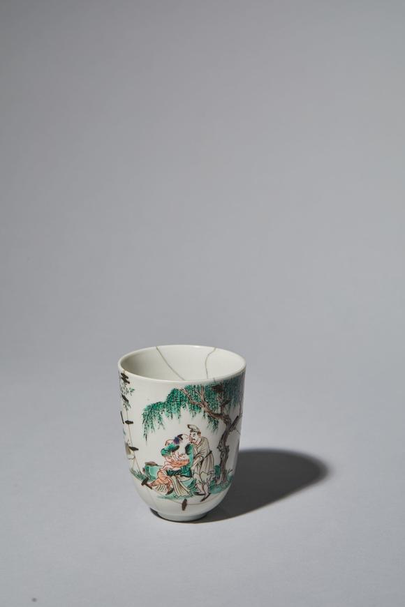 清康熙 五彩合家欢图大铃铛杯
