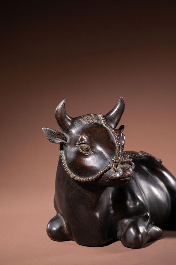 清 铜卧牛摆件