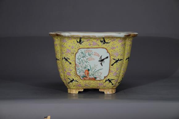 天一藏古清同治 黄地粉彩日日见喜开光花卉纹倭角方花盆