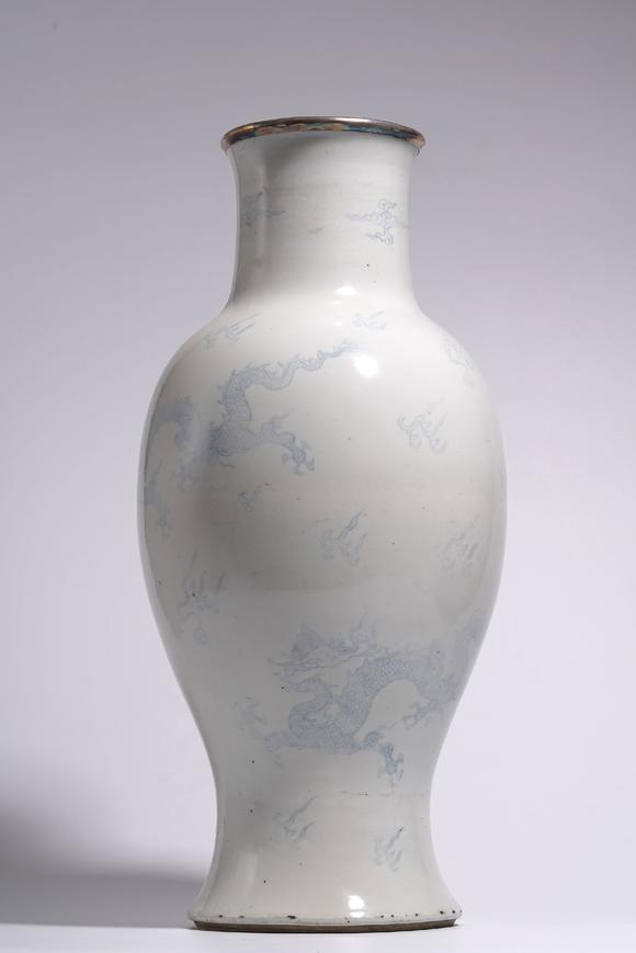 清雍正 青花线描仿明式龙纹观音瓶