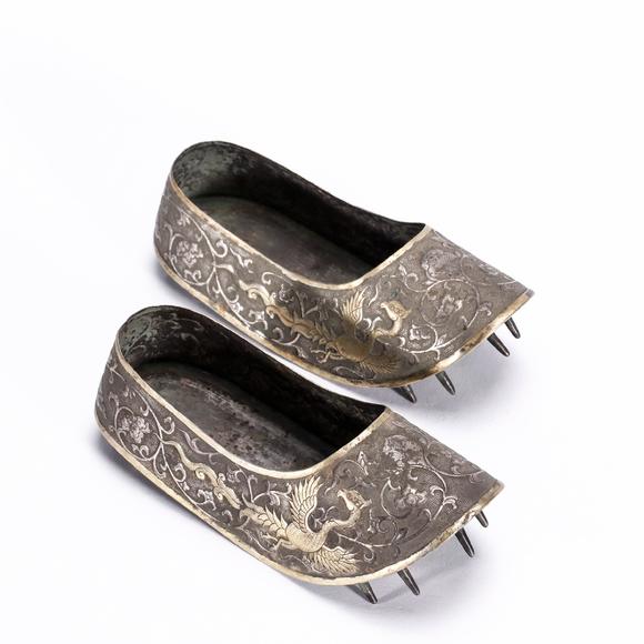 银鎏金缠枝花卉凤纹钉鞋一对