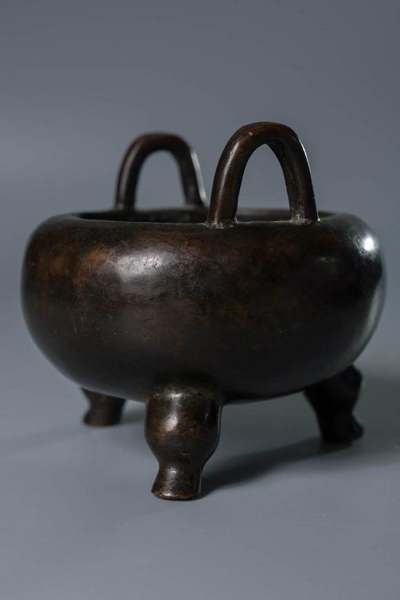 双耳三足炉