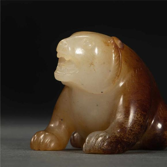 jade bear ornament from han 漢代玉熊