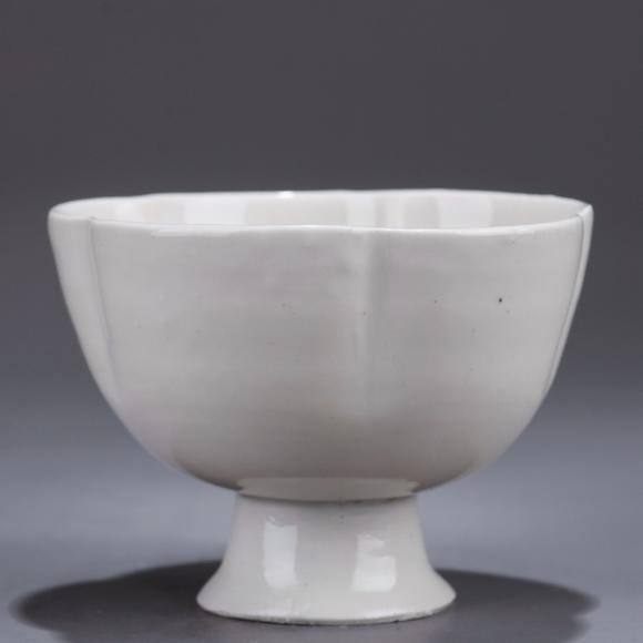 定窑白釉花口高足杯