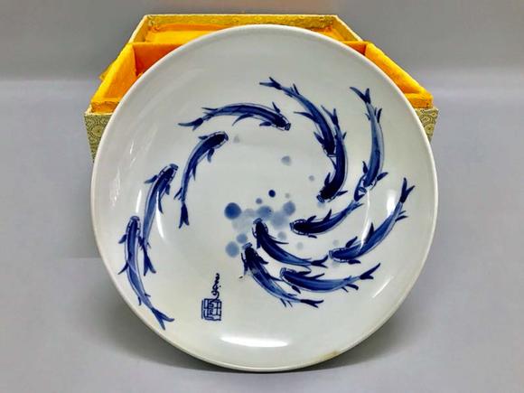 民国王歩愿闻吾过之斋款青花鱼纹盘 民国王歩愿闻吾过之斋款青花鱼纹盘估价 民国王歩愿闻吾过之斋款青花鱼纹盘高清大图 易拍全球new York Auction House Inc亚洲古董艺术 附证书 独家直播拍品介绍