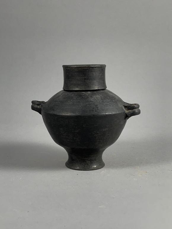 新石器时代 山东龙山文化(约公元前2600 - 2000年) 黑陶罍 a