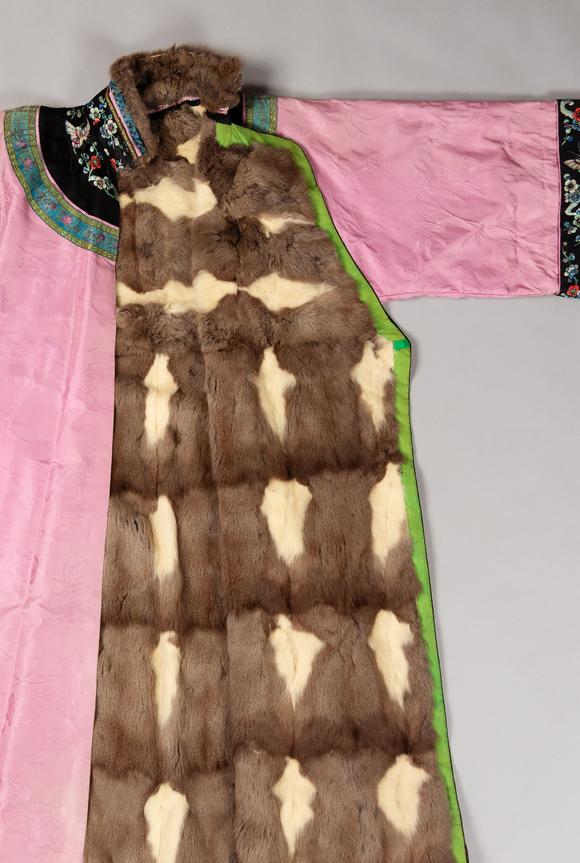 清晚期 粉绸团寿纹镶灰鼠皮衬衣