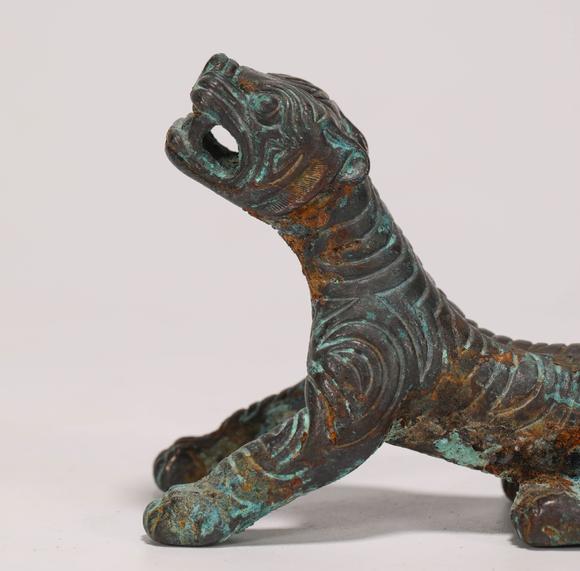 coppertigerpaperweightinhandynasty汉代铜制虎型镇纸