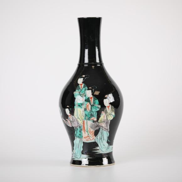 清康熙墨地五彩人物赏瓶