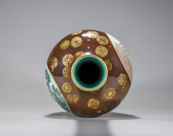 "大清乾隆年制"款 紫金釉描金皮球花卉开光粉彩人物故事纹长颈瓶