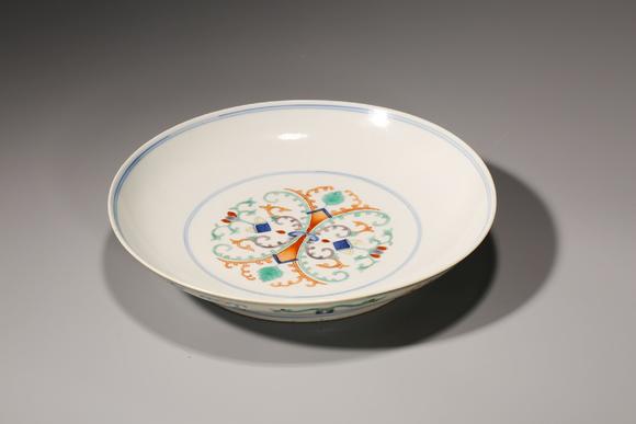 清同治 斗彩忍冬纹盘一对