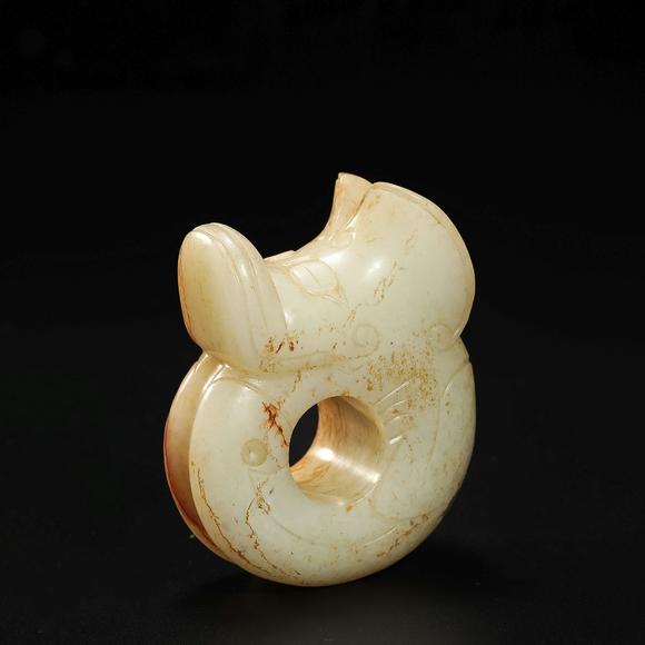 jade in dragon form from han 汉代玉龙