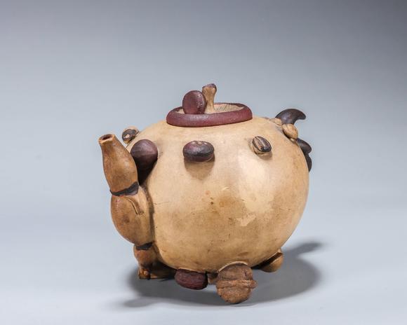 "吉安"款呈泥水生仿生紫砂壶