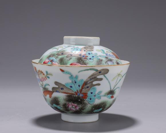 "同治年制"款粉彩蝶恋花盖碗