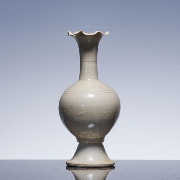 song ding kiln white glazed bottle 宋定窑白釉花口瓶