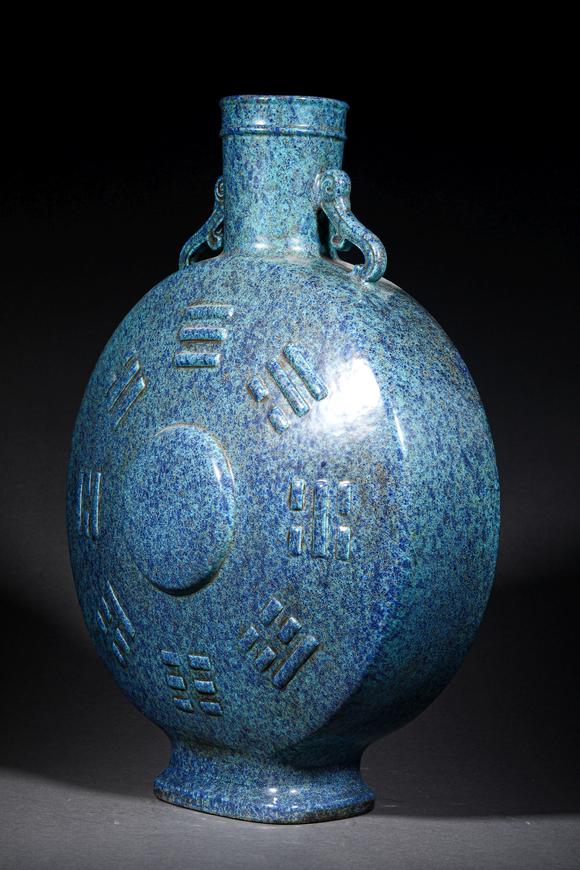 A QING STYLE PORCELAIN MOON FLASK VASE_A QING STYLE PORCELAIN MOON 