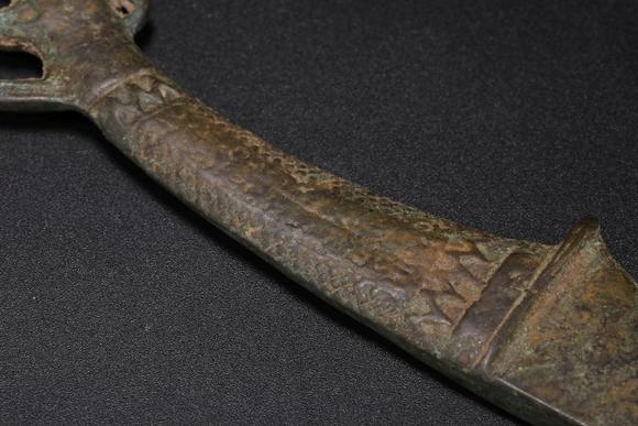 mega international auction铜制龙首刀 bronze cast dragon sword