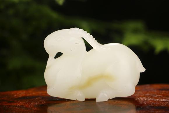 老和田玉籽料卧羊摆件achinesecarvedsheeppatternhetianjadeornament