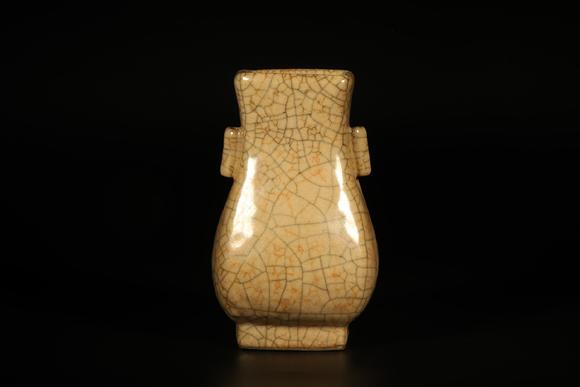 清 哥窑开片贯耳瓶