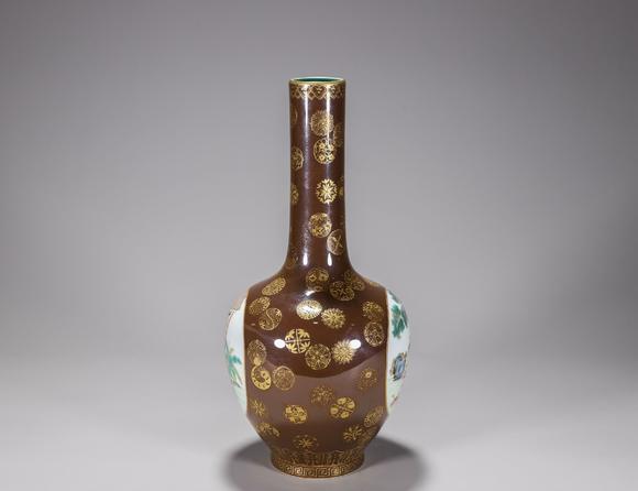 "大清乾隆年制"款 紫金釉描金皮球花卉开光粉彩人物故事纹长颈瓶