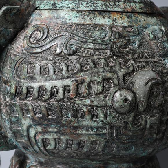 a taotie and dragon patterned bronze bowl 饕餮龍紋青銅簋