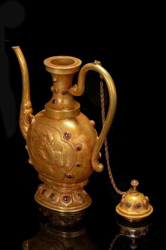 辽代纯金镶嵌宝石酒壶