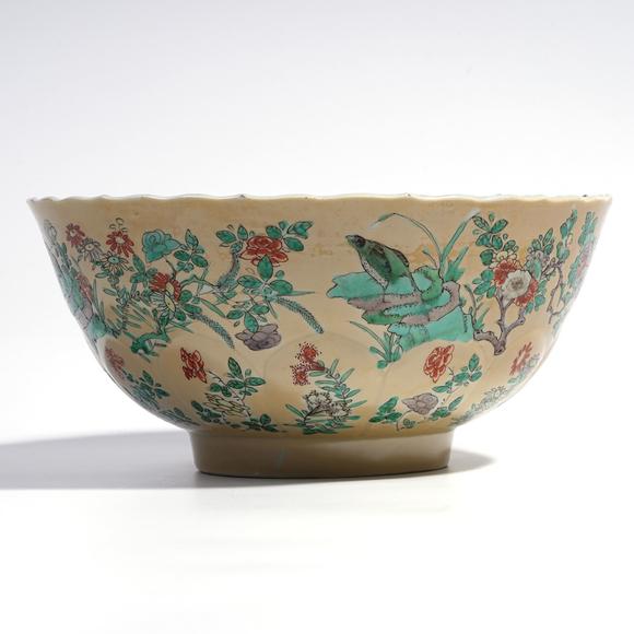 清康熙 米黄釉模印莲瓣纹五彩花鸟纹大碗
