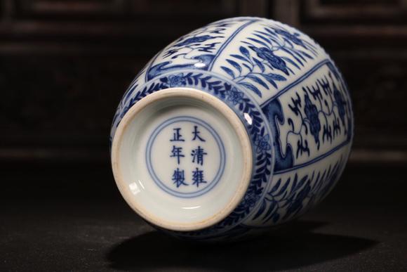 chinesechineseyongzhengperiodblueandwhiteporcelainbottel