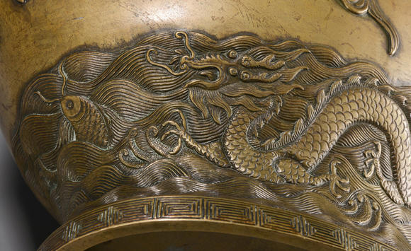 清十九世纪 铜制浮雕鱼化龙双龙戏珠纹腰圆双龙耳尊