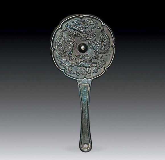 双凤跑兽带柄铜镜