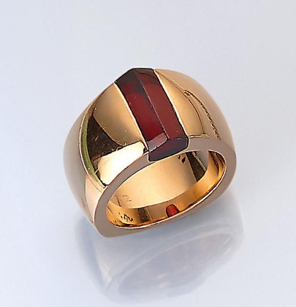 henrys18 kt gold ring with garnet