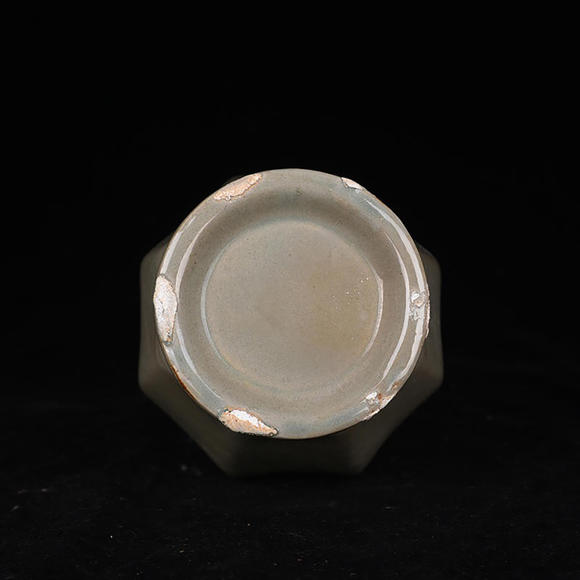 秘色越窑八棱长颈瓶 a chinese yue kiln porcelain flask