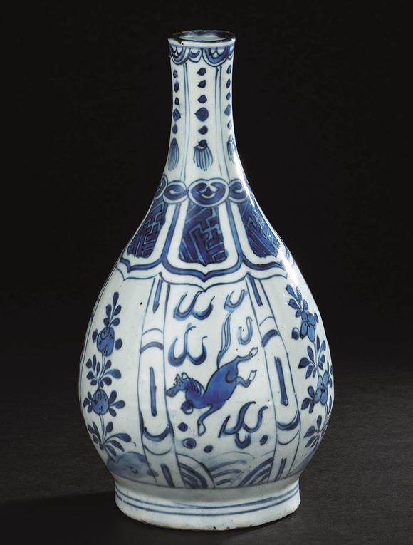 明代(1368-1644) 青花海马纹长颈瓶