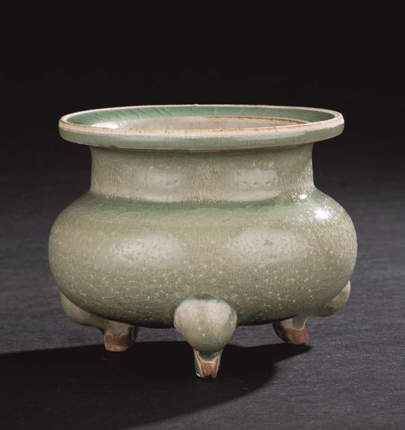 宋代9601279龙泉窑三足香炉