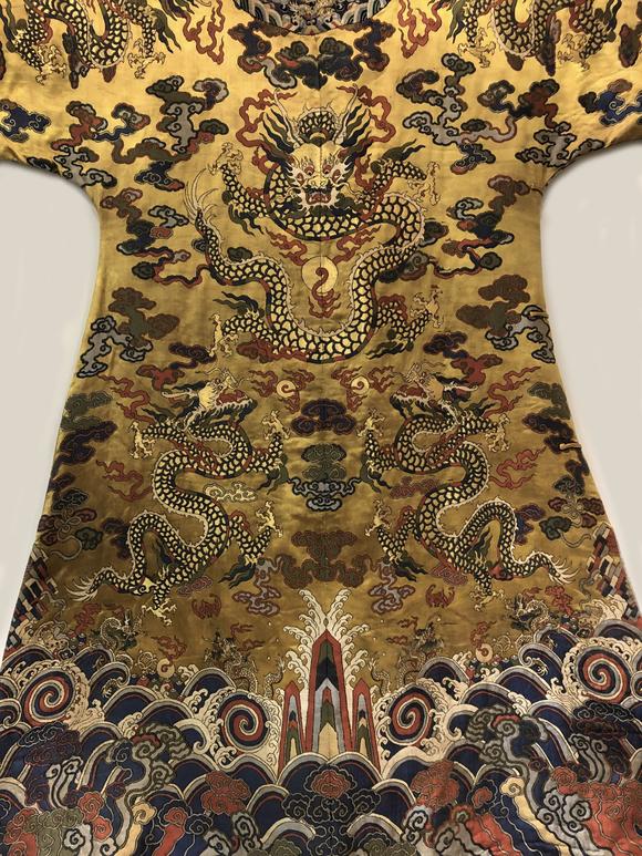 清代织锦金线龙袍